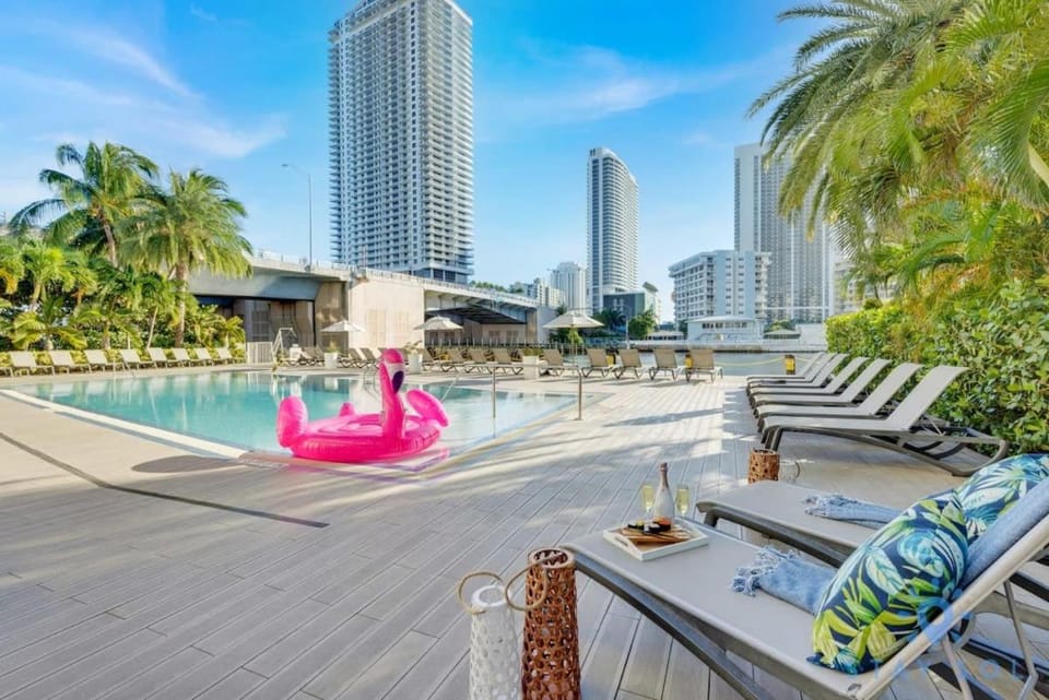 Amazing Pool - Apartment with Balcony and Gym Apartment in Hallandale Beach