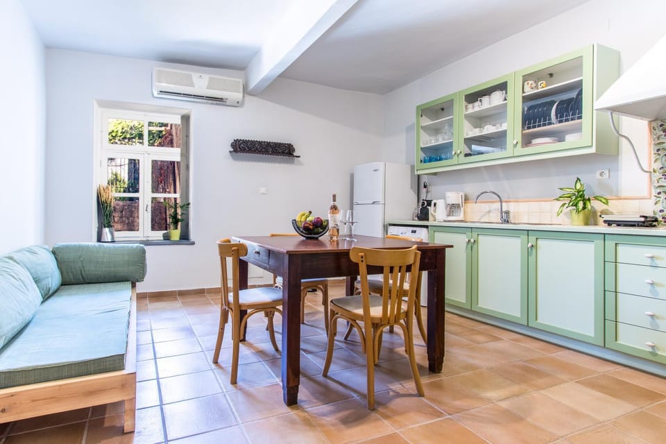 Kitchen or kitchenette, Seating area, Dining area, minibar, pet friendly, air conditioner
