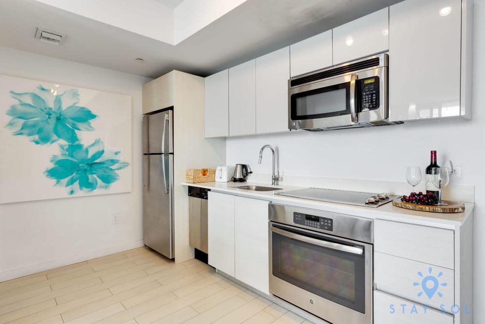 Infinite View Balcony - Amazing Pool - Gym Apartment in Hallandale Beach