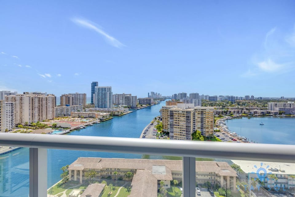 Infinite View Balcony - Amazing Pool - Gym Apartment in Hallandale Beach