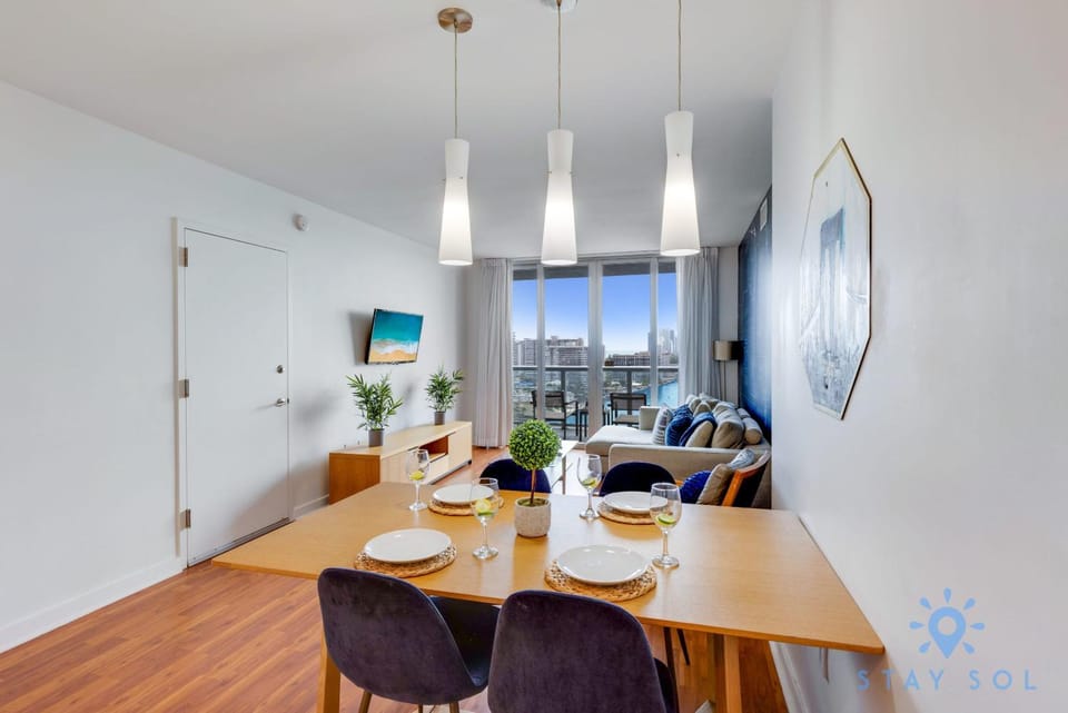 Infinite View Balcony - Amazing Pool - Gym Apartment in Hallandale Beach