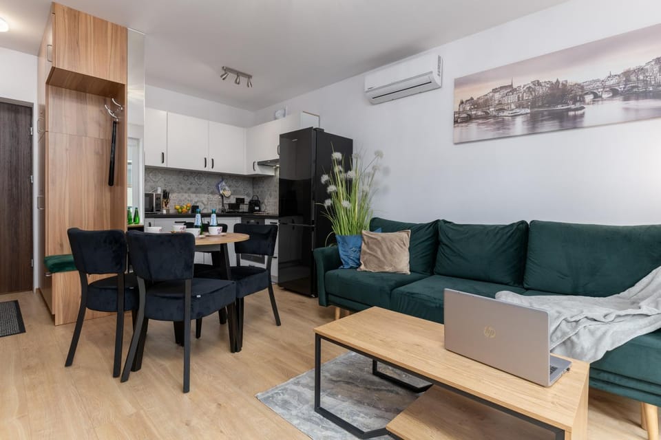 TV and multimedia, Kitchen or kitchenette, Living room, Seating area, Dining area, air conditioner