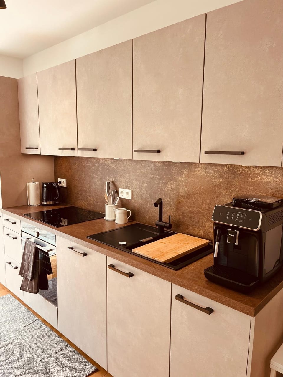 Coffee/tea facilities, Kitchen or kitchenette, stove