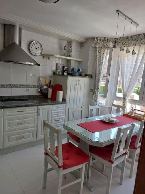 Kitchen or kitchenette, Dining area, pet friendly, stove