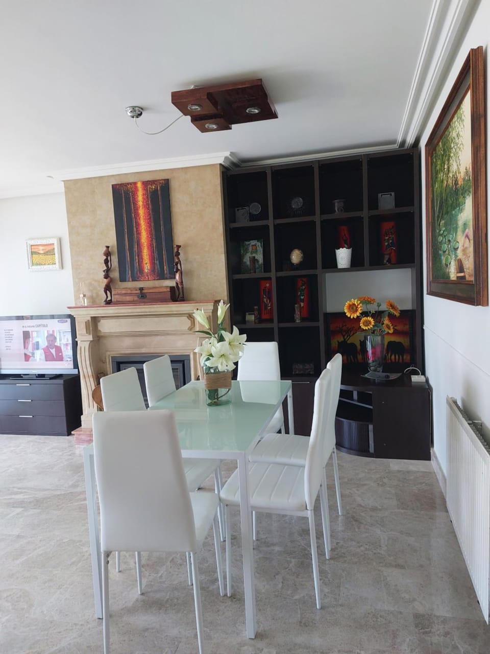 Living room, Seating area, Dining area, fireplace