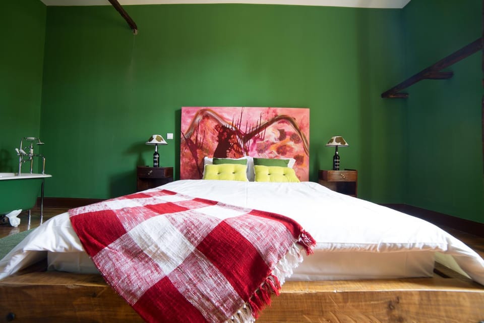 Bathroom, TV and multimedia, Photo of the whole room, Decorative detail, Bedroom
