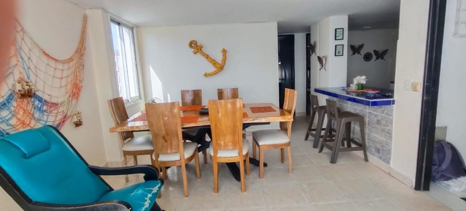 Lujoso, frente a la playa, con terraza y vista al mar . Apartment in Gaira