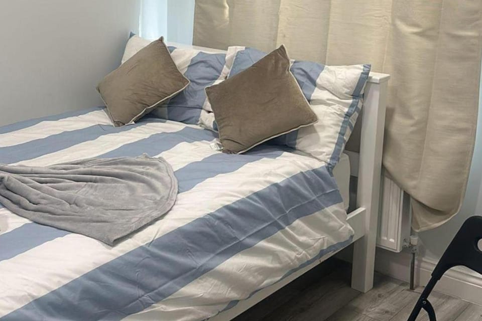 Studio-Sleeps 2-Pets Ok-Action Park & Stn Close Apartment in London Borough of Ealing