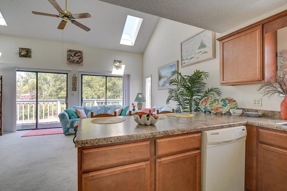 Balcony & Community Perks: Condo in Surfside Beach House in Surfside Beach