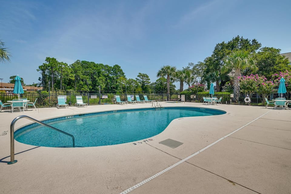 Balcony & Community Perks: Condo in Surfside Beach House in Surfside Beach