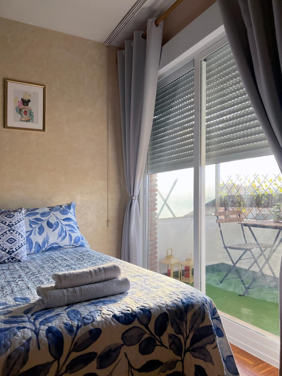 Bed, Balcony/Terrace, Bedroom, Street view, towels