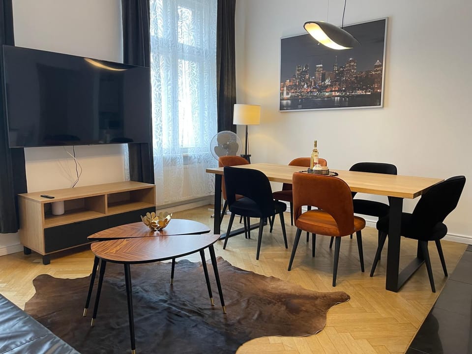 TV and multimedia, Living room, Seating area, Dining area, hair dresser