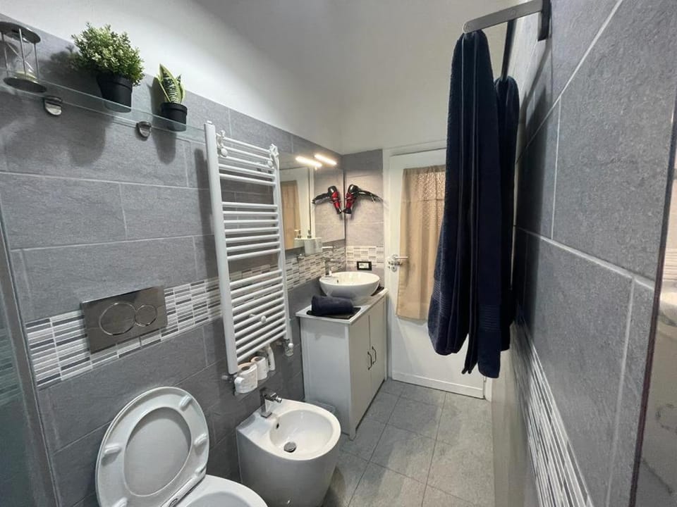 Toilet, bidet