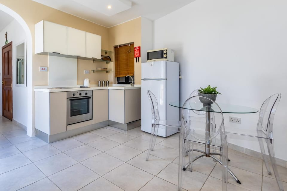 Kitchen or kitchenette, Dining area, minibar, pet friendly, stove, toaster