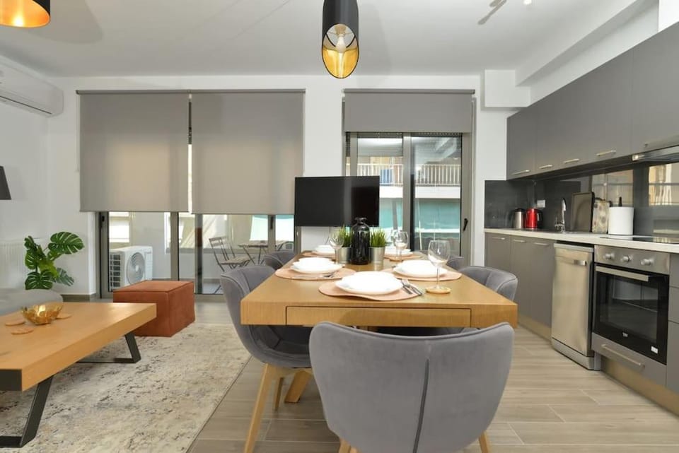 TV and multimedia, Coffee/tea facilities, Kitchen or kitchenette, Living room, Seating area, Dining area, oven, stove