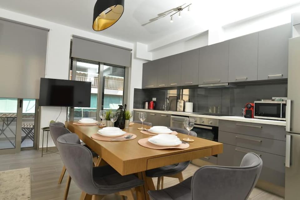 TV and multimedia, Coffee/tea facilities, Kitchen or kitchenette, Dining area, oven, stove