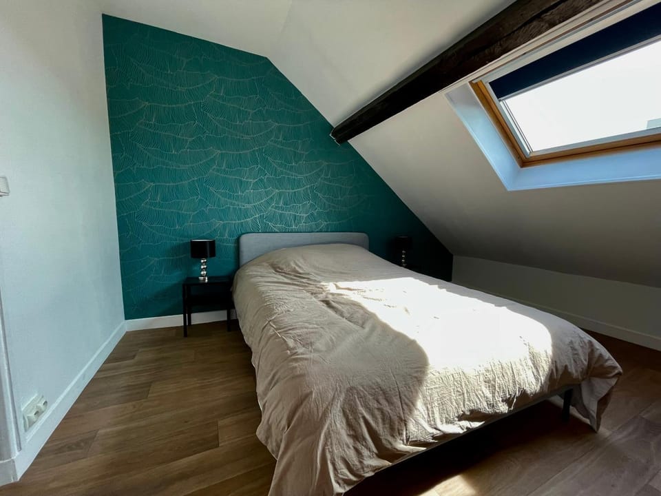 Photo of the whole room, Bedroom