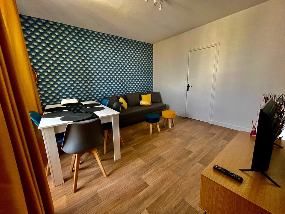 Living room, Seating area, Dining area