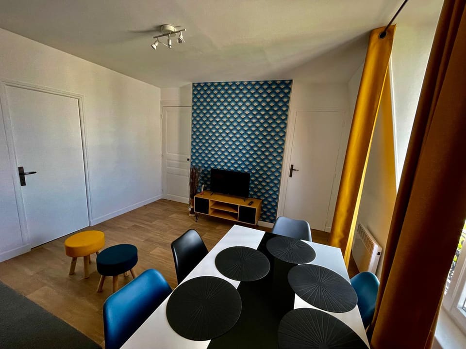 TV and multimedia, Living room, Seating area, Dining area