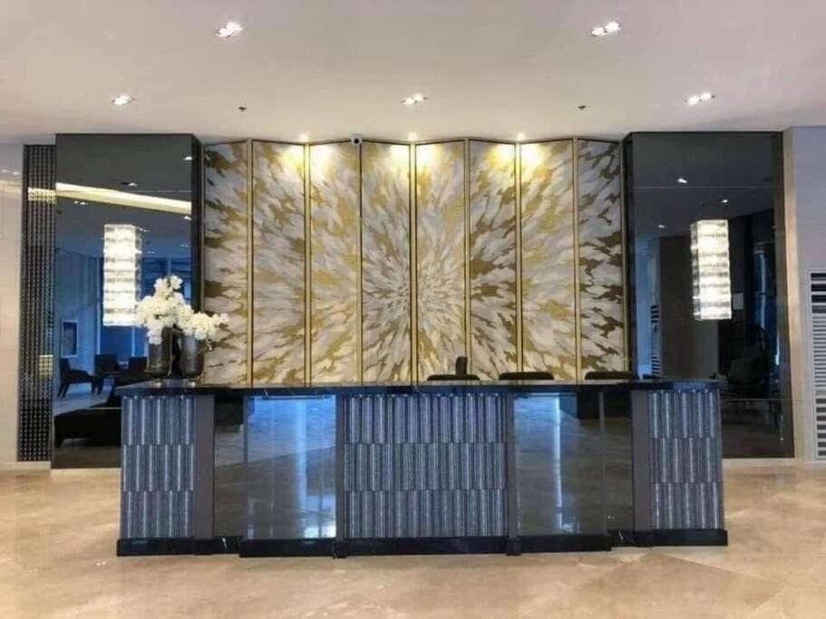 Chic 2 Bedroom EDSA APT with Balcony Apartment in Mandaluyong