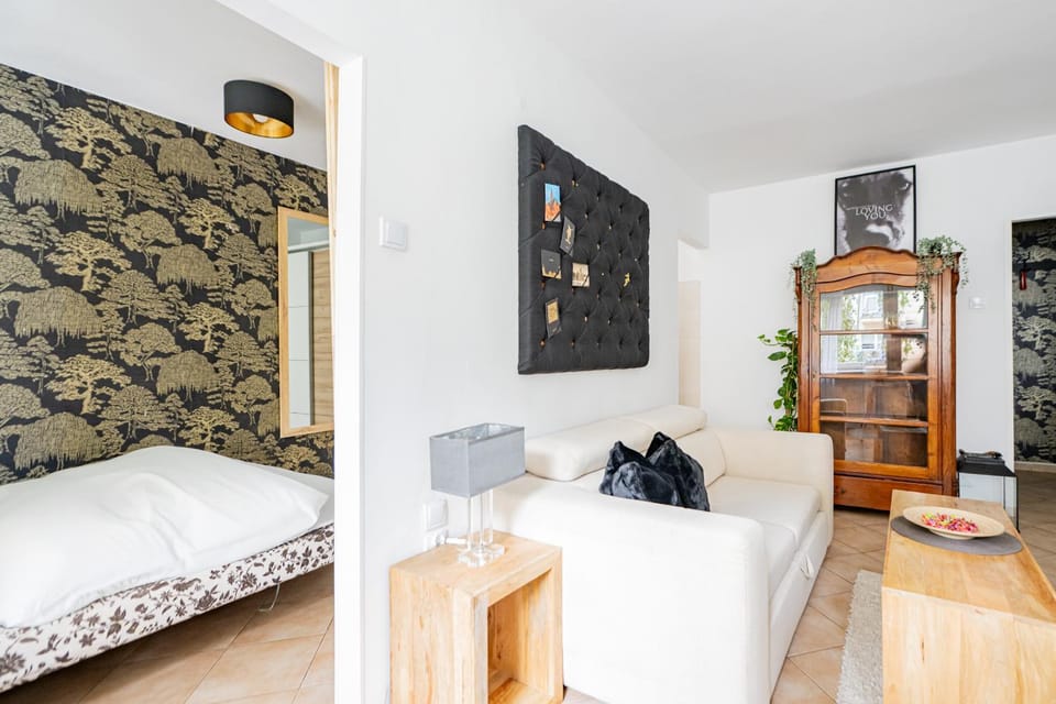 Bed, Living room, Photo of the whole room, Seating area, Bedroom
