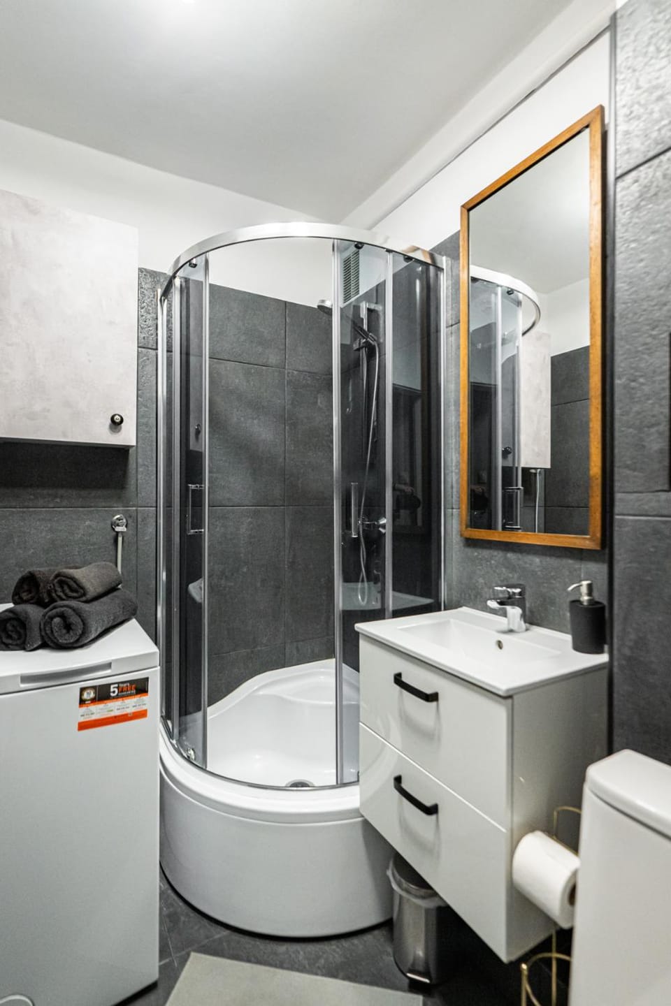 Shower, Toilet, Bathroom, towels