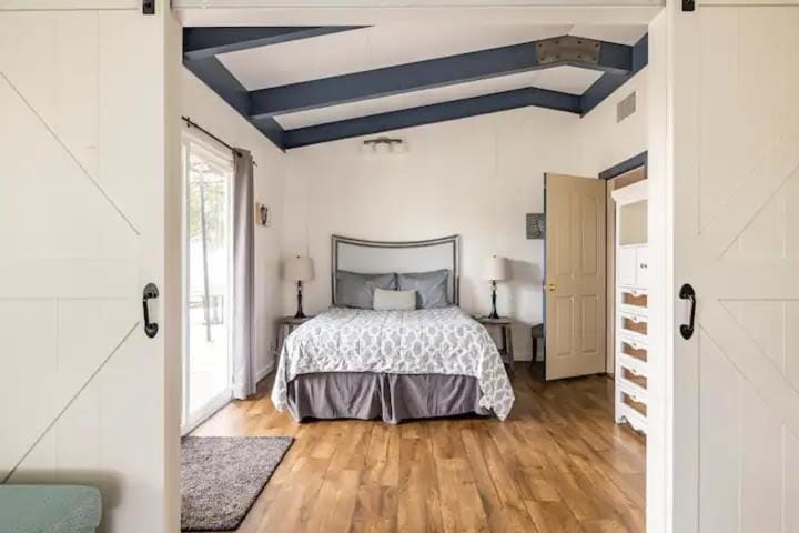 Black Bear Suite Hot Tub Sleeps 4 affordable House in Oakhurst