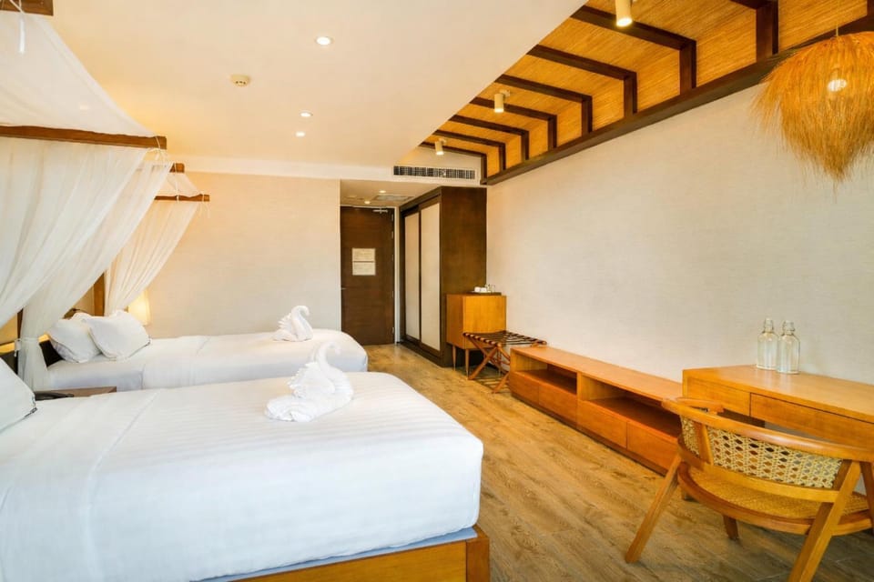 Bed, Photo of the whole room, Seating area, Bedroom