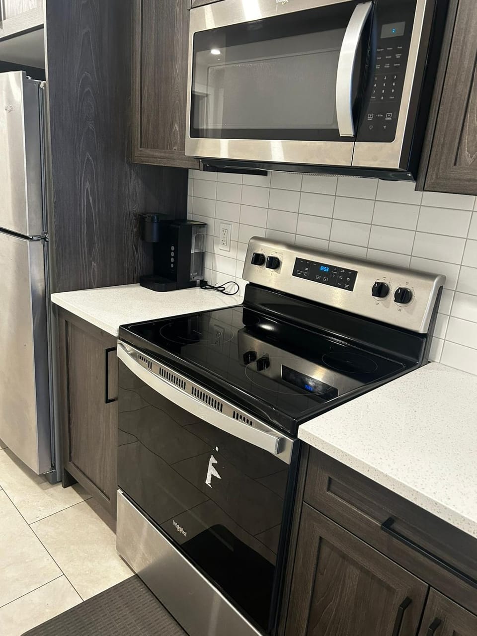 Coffee/tea facilities, Kitchen or kitchenette, stove
