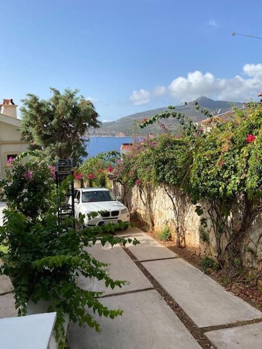 Havuzu, plajı, bahçesi ve olağanüstü manzarasıyla… Villa in Kalkan Belediyesi