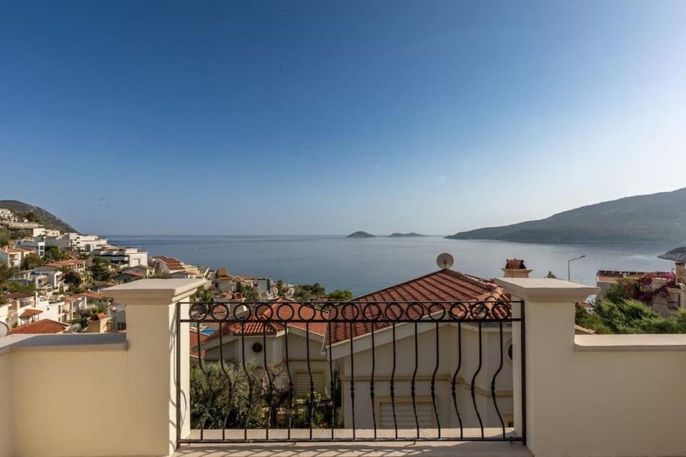 Havuzu, plajı, bahçesi ve olağanüstü manzarasıyla… Villa in Kalkan Belediyesi
