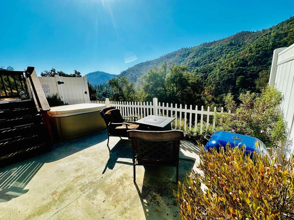 Happy Hedgehog River Views Hot Tub Private Campground/ 
RV Resort in Ahwahnee
