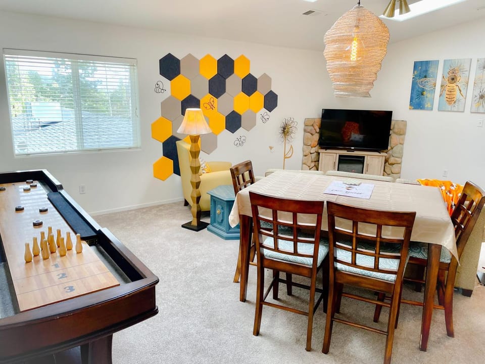 Living room, Dining area