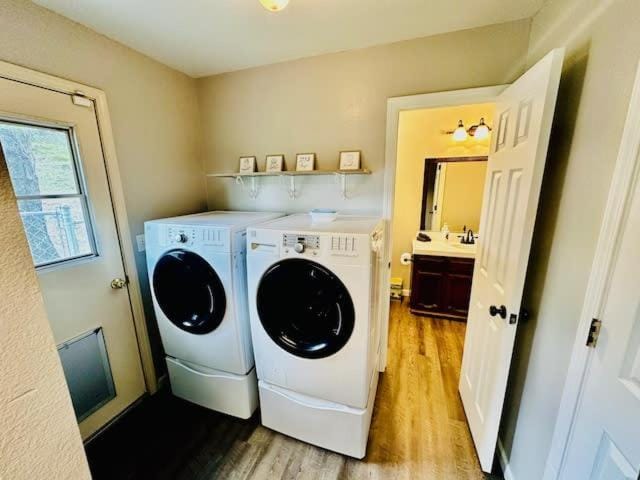 The Lighthouse Pet Friendly Hot Tub BBQ Sleeps 11 House in Sierra Nevada