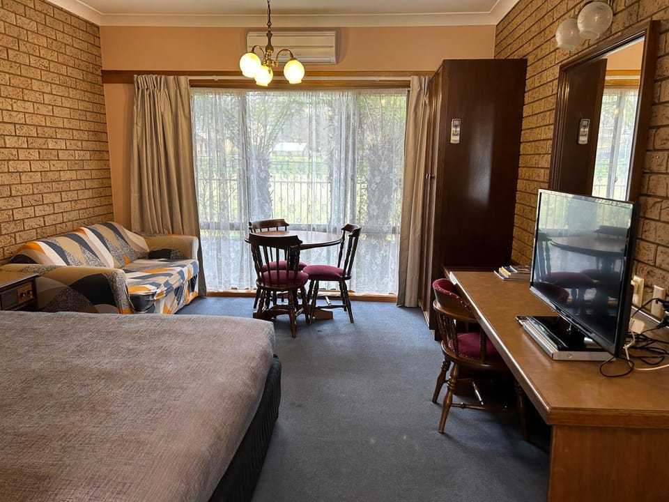 Barrass's John Bright Motor Inn Bed and Breakfast in Porepunkah
