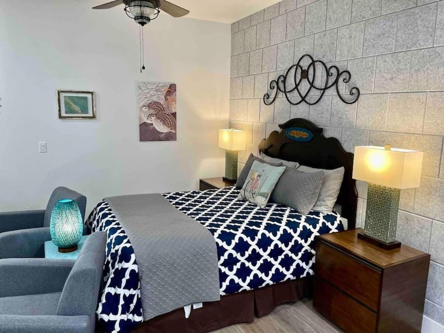 Quail Suite HOT TUB BBQ Sleeps 2 House in Ahwahnee