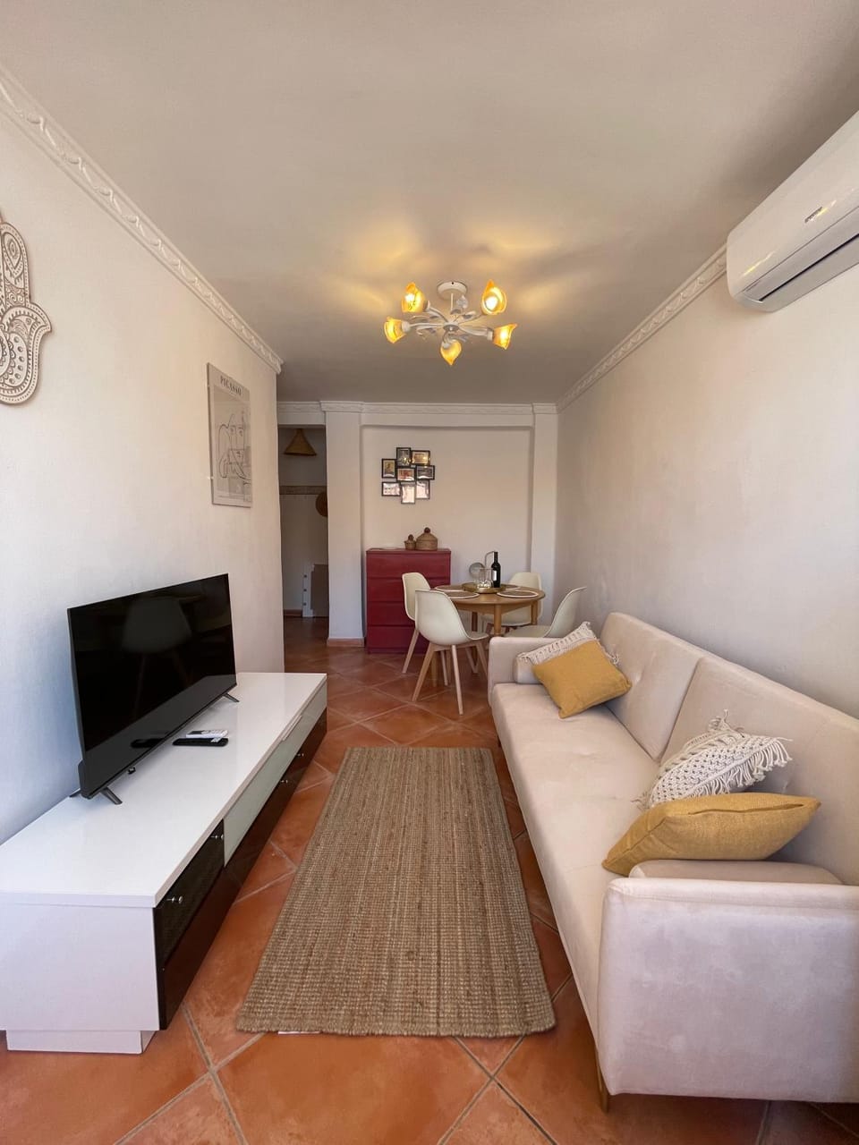 TV and multimedia, Living room, Seating area, air conditioner