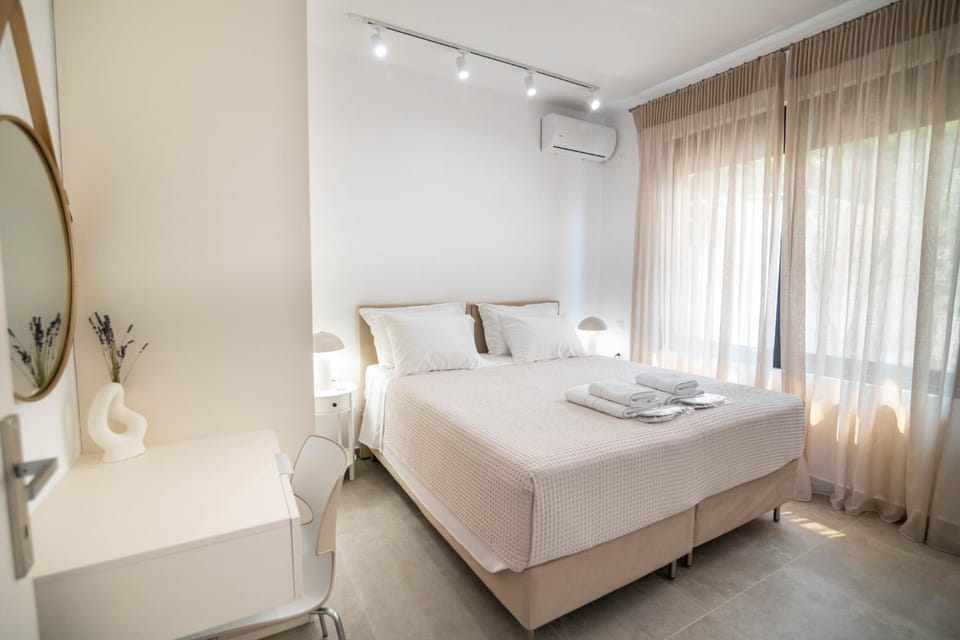 Bed, Photo of the whole room, Bedroom, towels, air conditioner