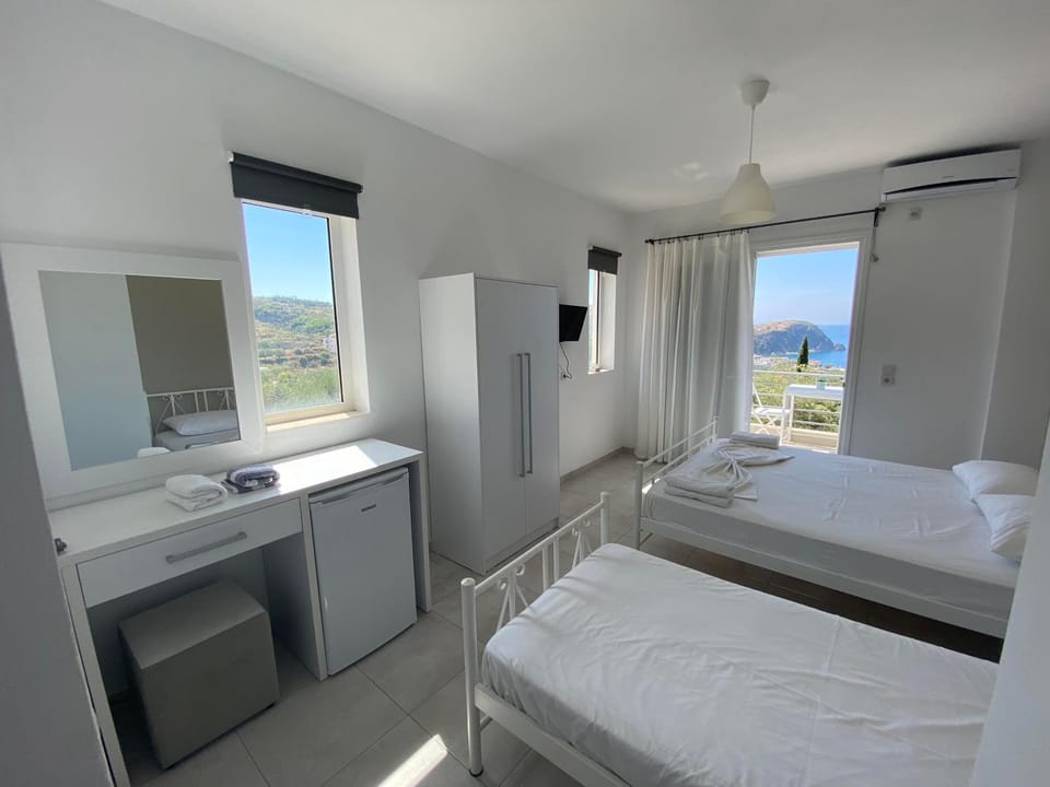 Bed, Natural landscape, TV and multimedia, Photo of the whole room, Bedroom, Sea view, minibar, wardrobe, air conditioner