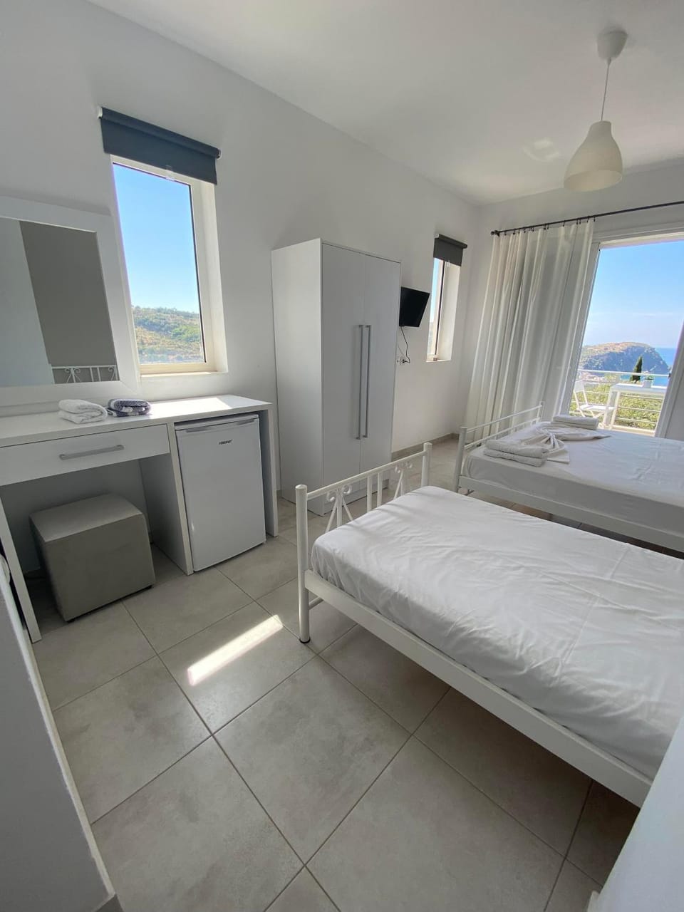Bed, Natural landscape, TV and multimedia, Photo of the whole room, Bedroom, Sea view, wardrobe