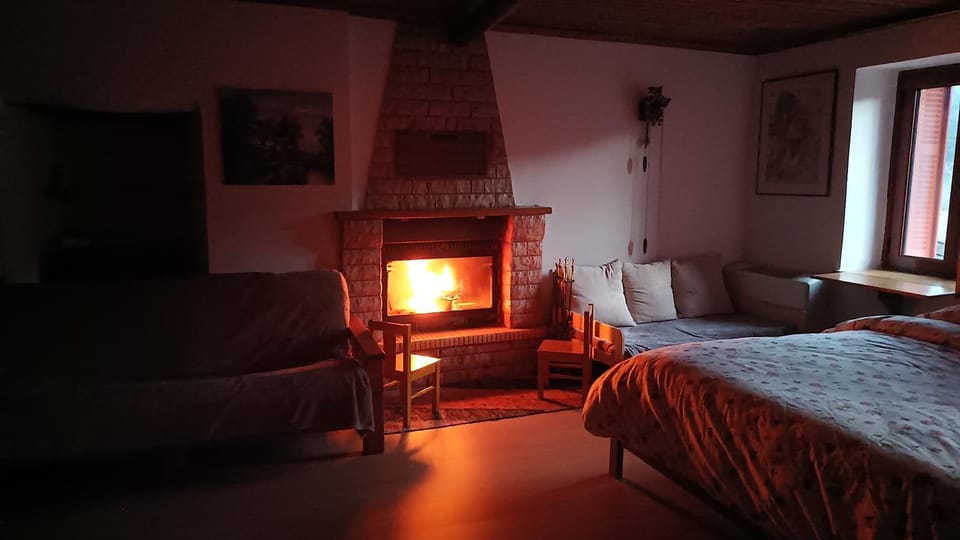 Bed, Seating area, Bedroom, fireplace