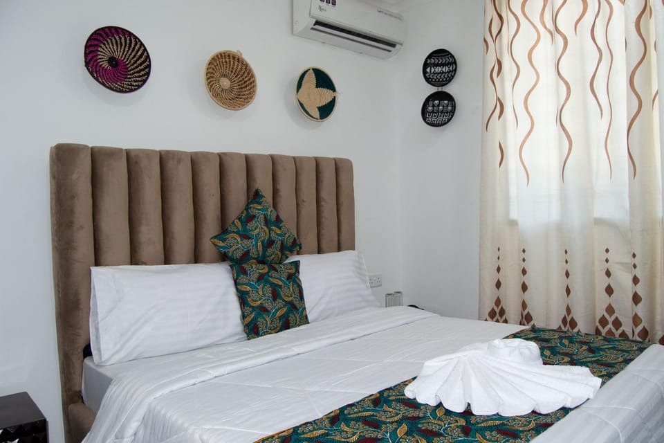Bed, Photo of the whole room, Bedroom, towels, air conditioner