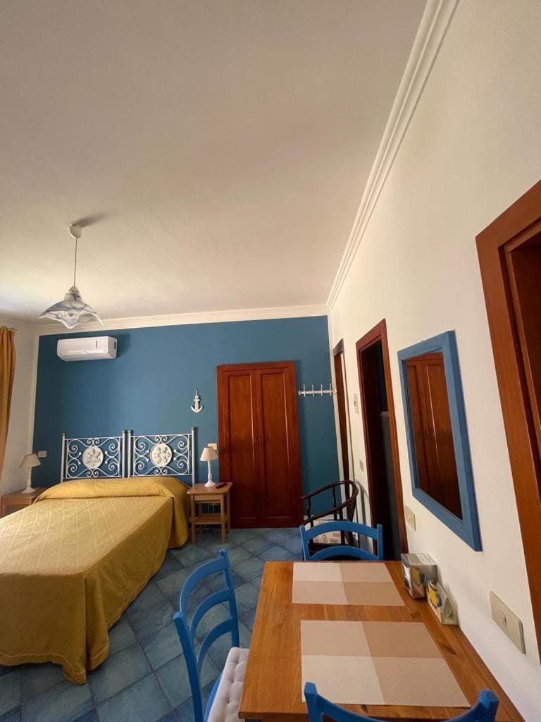 Bed, Living room, Photo of the whole room, Seating area, Bedroom, hair dresser