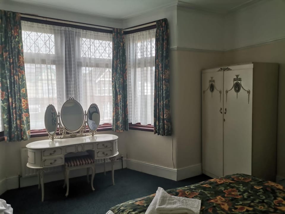 Double Room available- London Seven Kings Seven Kings Train Station Bed and Breakfast in Ilford