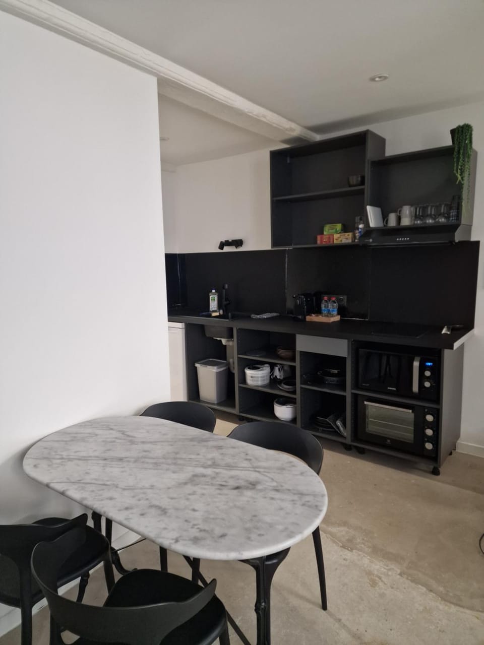 Kitchen or kitchenette, Dining area