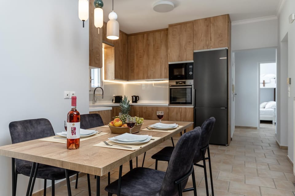 Coffee/tea facilities, Kitchen or kitchenette, Photo of the whole room, Dining area, minibar, pet friendly, toaster, air conditioner