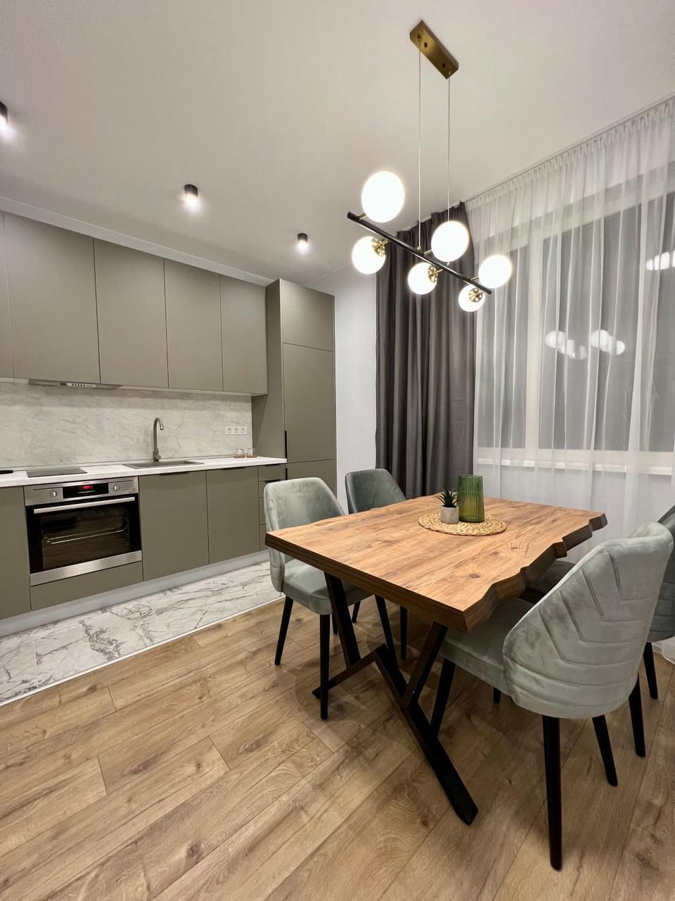 Kitchen or kitchenette, Dining area