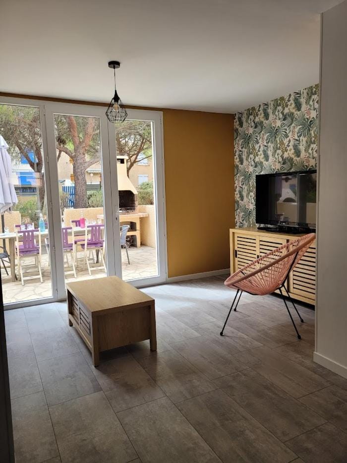 TV and multimedia, Living room, Seating area