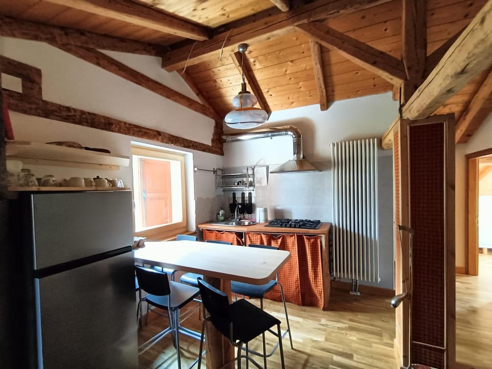 Kitchen or kitchenette, Dining area