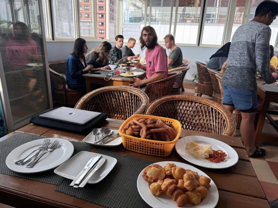 Restaurant/places to eat, People, Breakfast